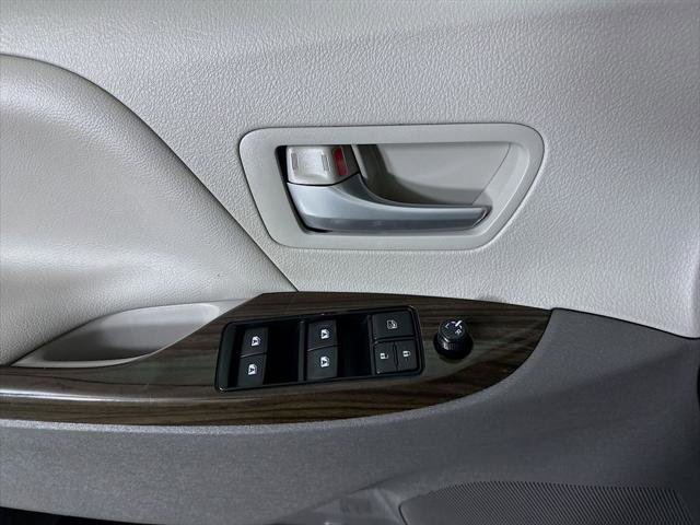 Certified 2019 Toyota Sienna XLE w/ Carpet Mat Package FWD image 23
