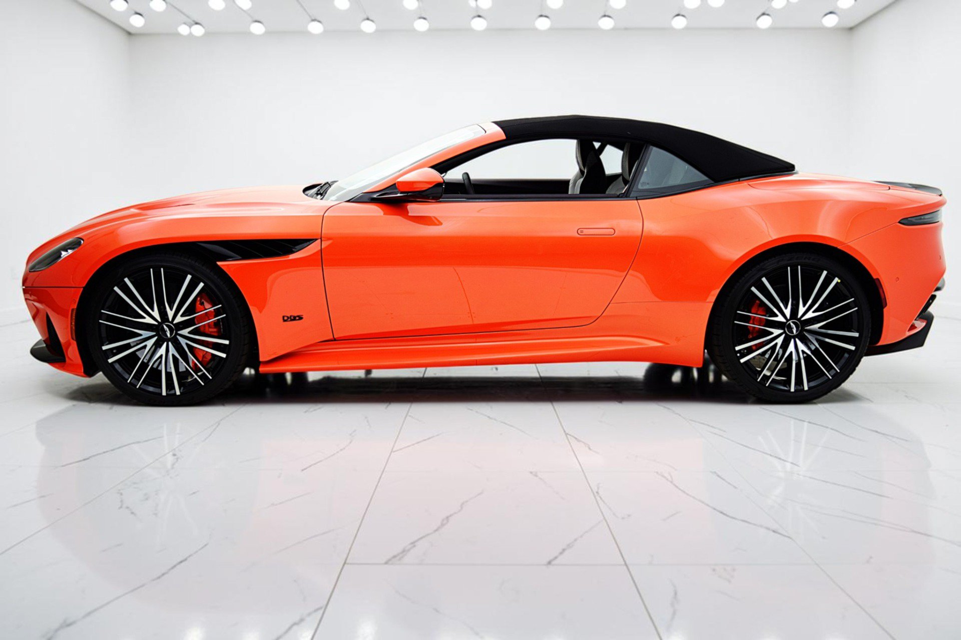Used 2023 Aston Martin DBS Superleggera Volante RWD image 20