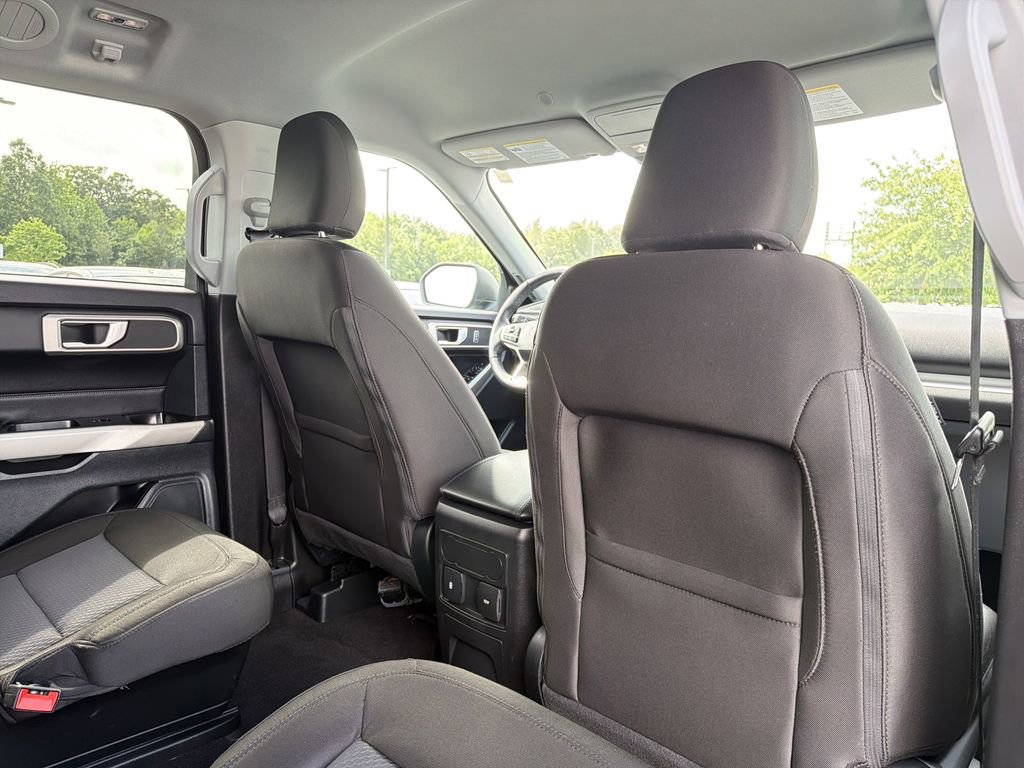 Used 2023 Ford Explorer XLT AWD/4WD image 18