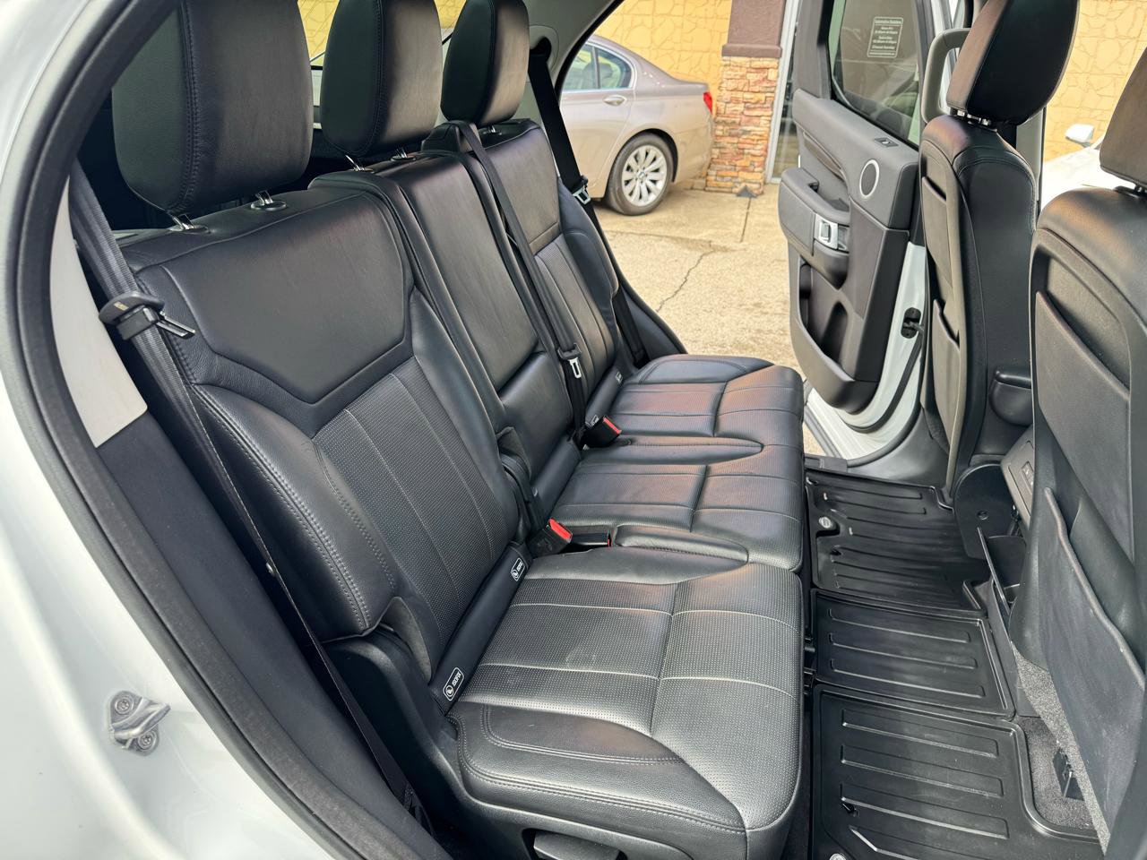 Used 2017 Land Rover Discovery SE image 21