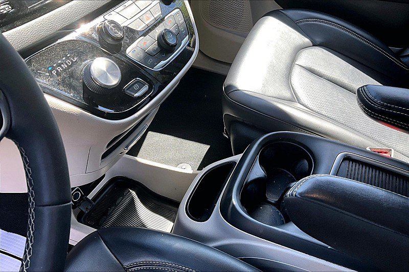 Used 2023 Chrysler Pacifica Touring-L image 13