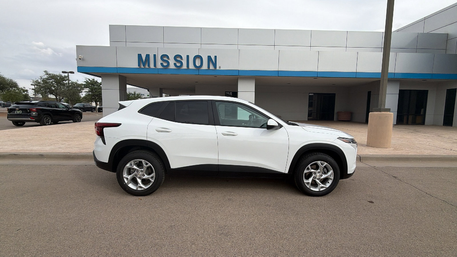 Used 2024 Chevrolet Trax LS w/ LS Convenience Package FWD image 2