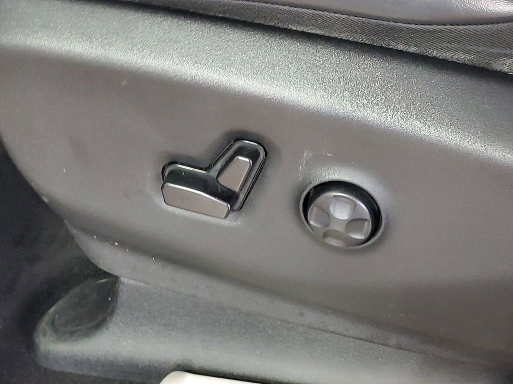 Used 2023 Chrysler Pacifica Touring-L FWD image 18