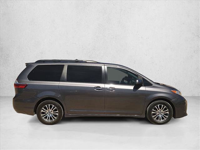 Used 2018 Toyota Sienna XLE w/ XLE Navigation Package FWD image 3