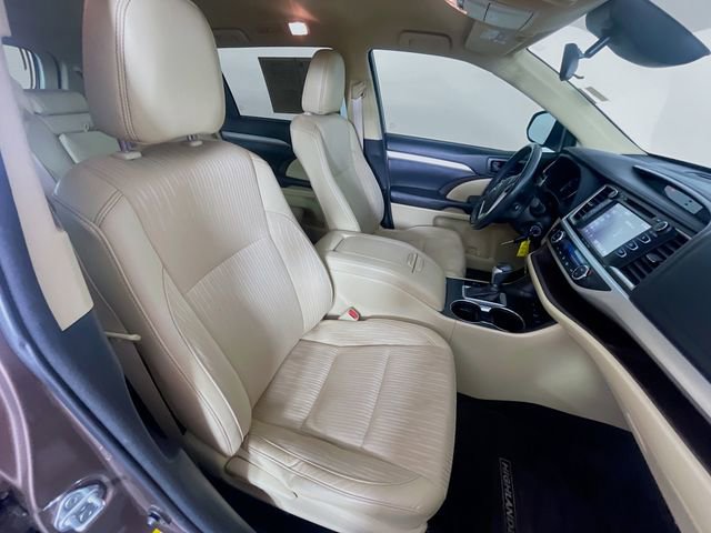Used 2017 Toyota Highlander Plus AWD/4WD image 28