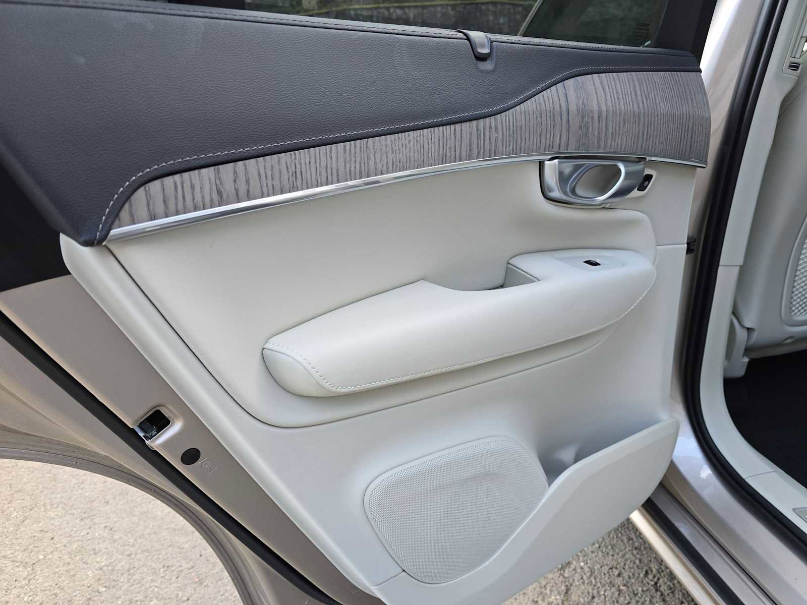 Used 2024 Volvo XC90 B6 Ultimate w/ Protection Package Premier image 15