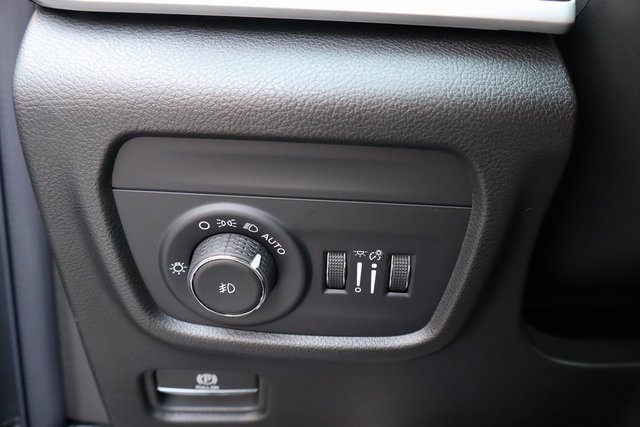 New 2025 Jeep Grand Cherokee Limited w/ Luxury Tech Group II image 14