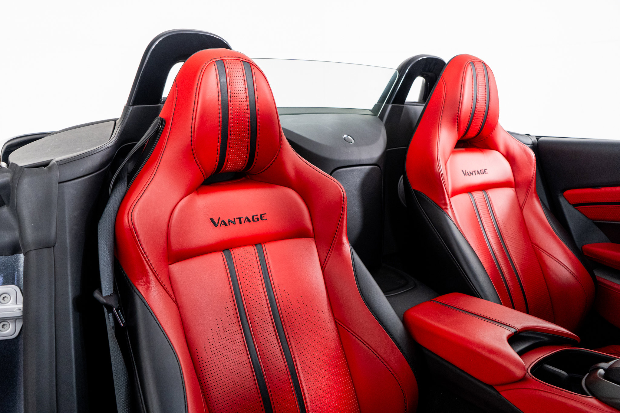 Used 2021 Aston Martin V8 Vantage Roadster image 30