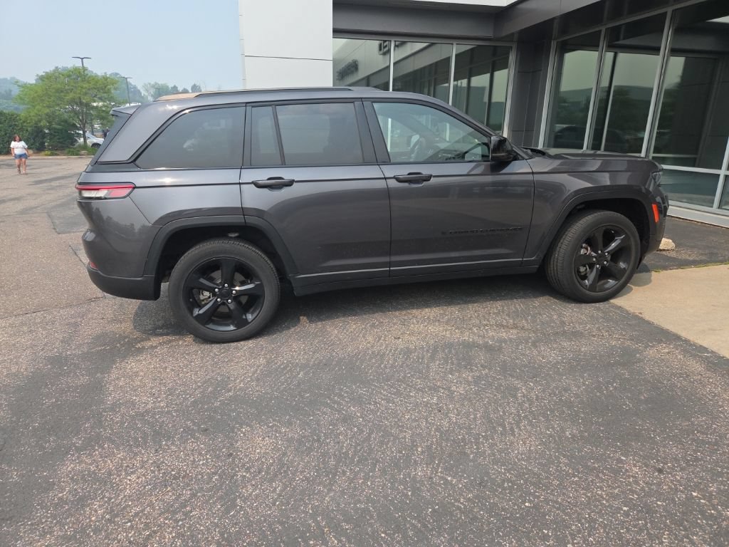 Used 2023 Jeep Grand Cherokee Altitude AWD/4WD image 21