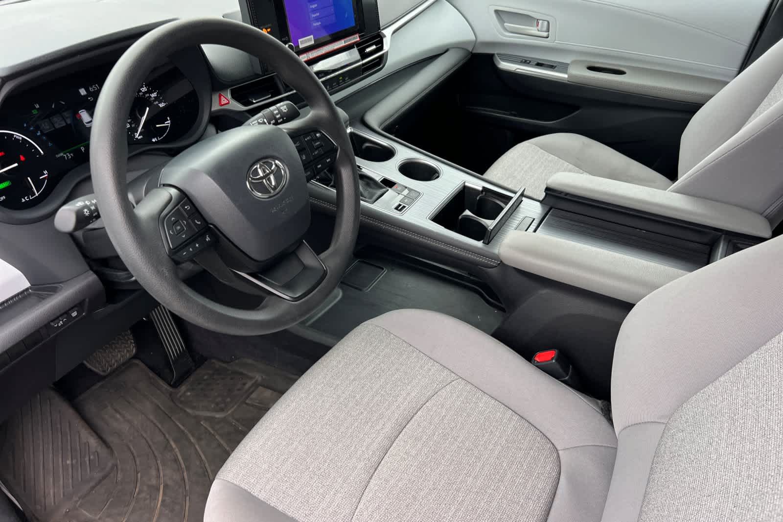 Certified 2025 Toyota Sienna LE FWD image 9