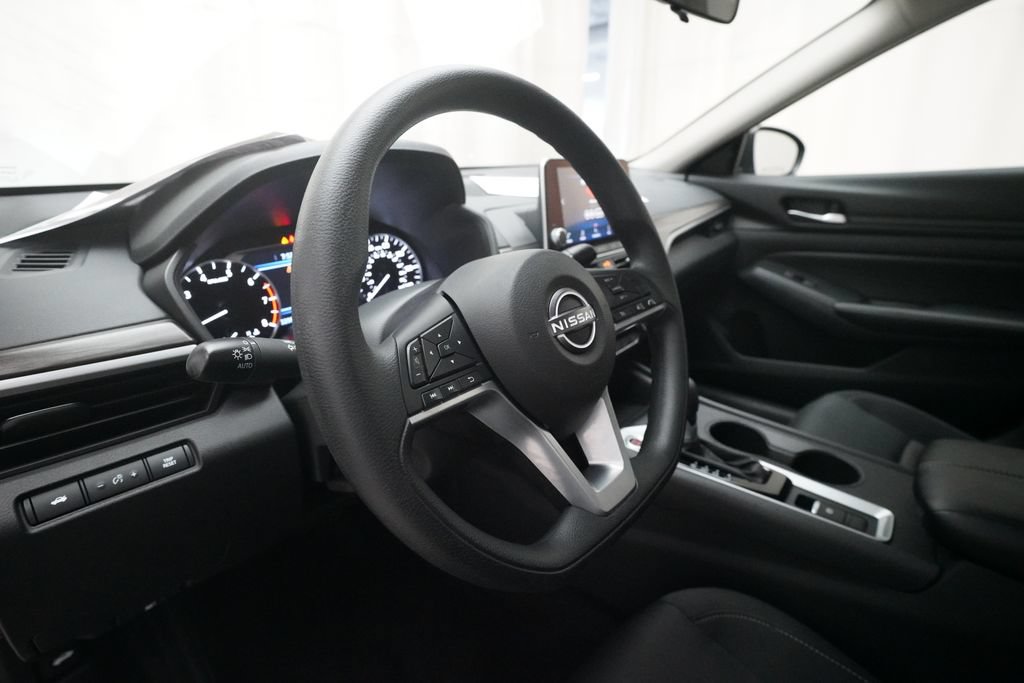 Used 2025 Nissan Altima 2.5 SV AWD/4WD image 8