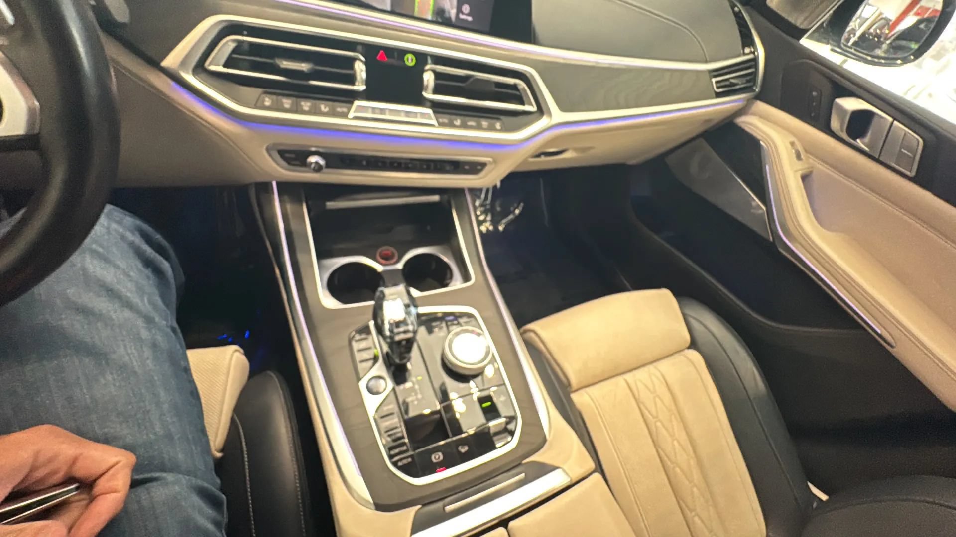 Used 2020 BMW X7 M50i w/ Dynamic Handling Package AWD/4WD image 36