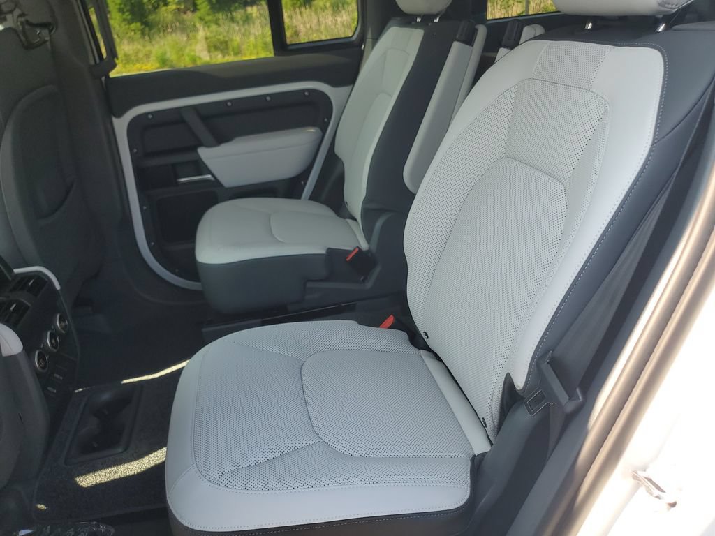 New 2026 Land Rover Defender 130 X-Dynamic SE AWD/4WD image 31