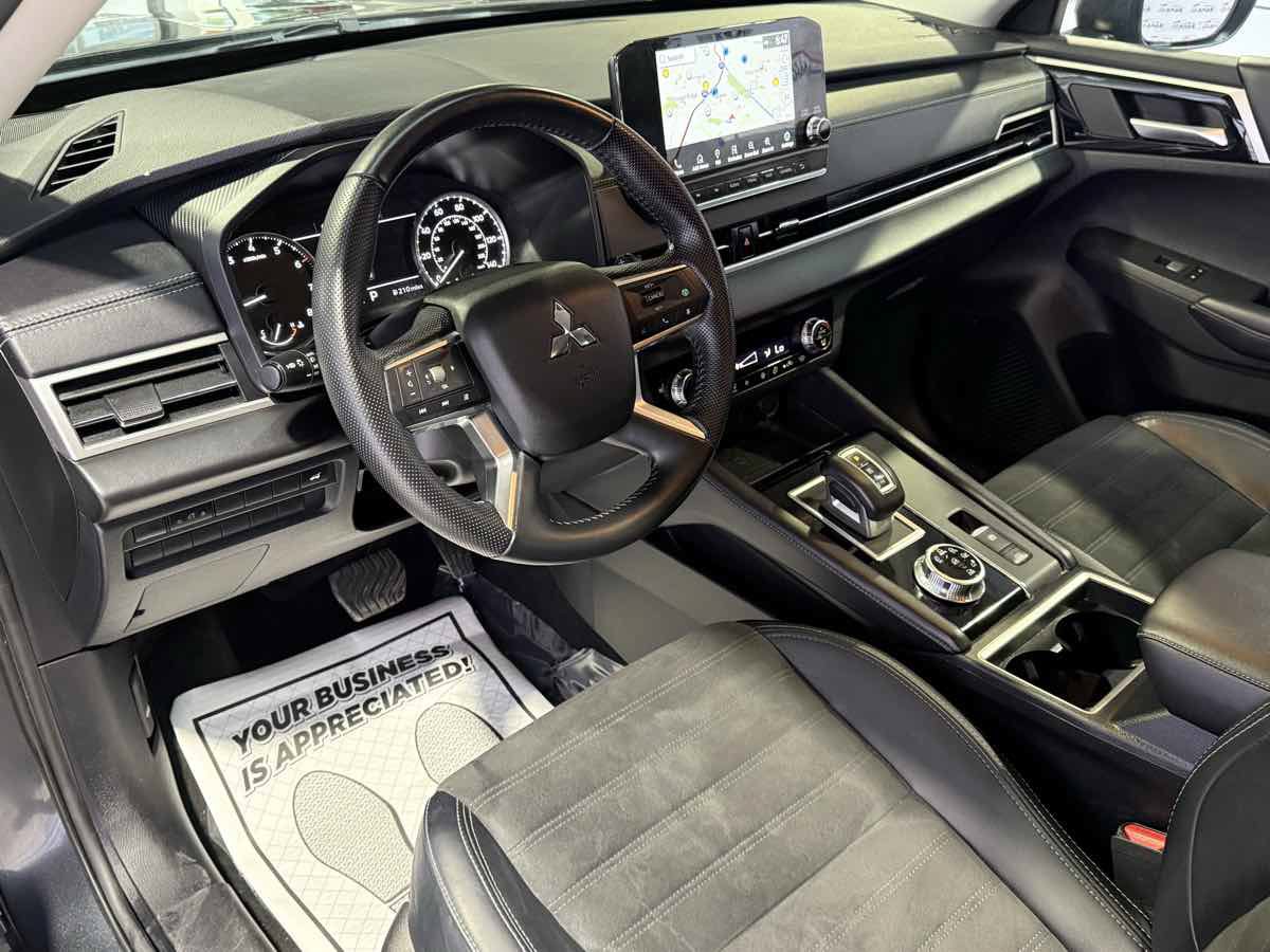 Used 2024 Mitsubishi Outlander AWD image 33