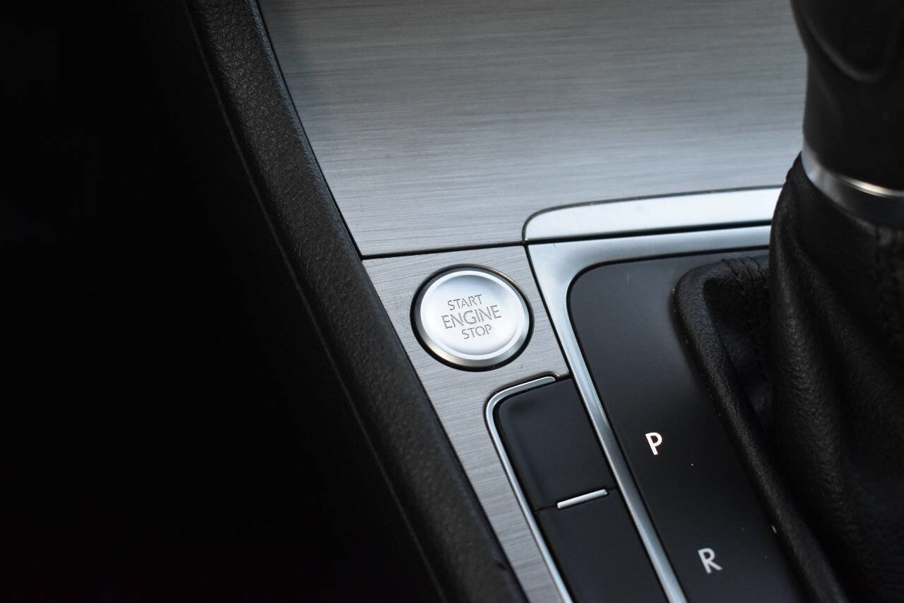 Used 2017 Volkswagen Golf S image 29