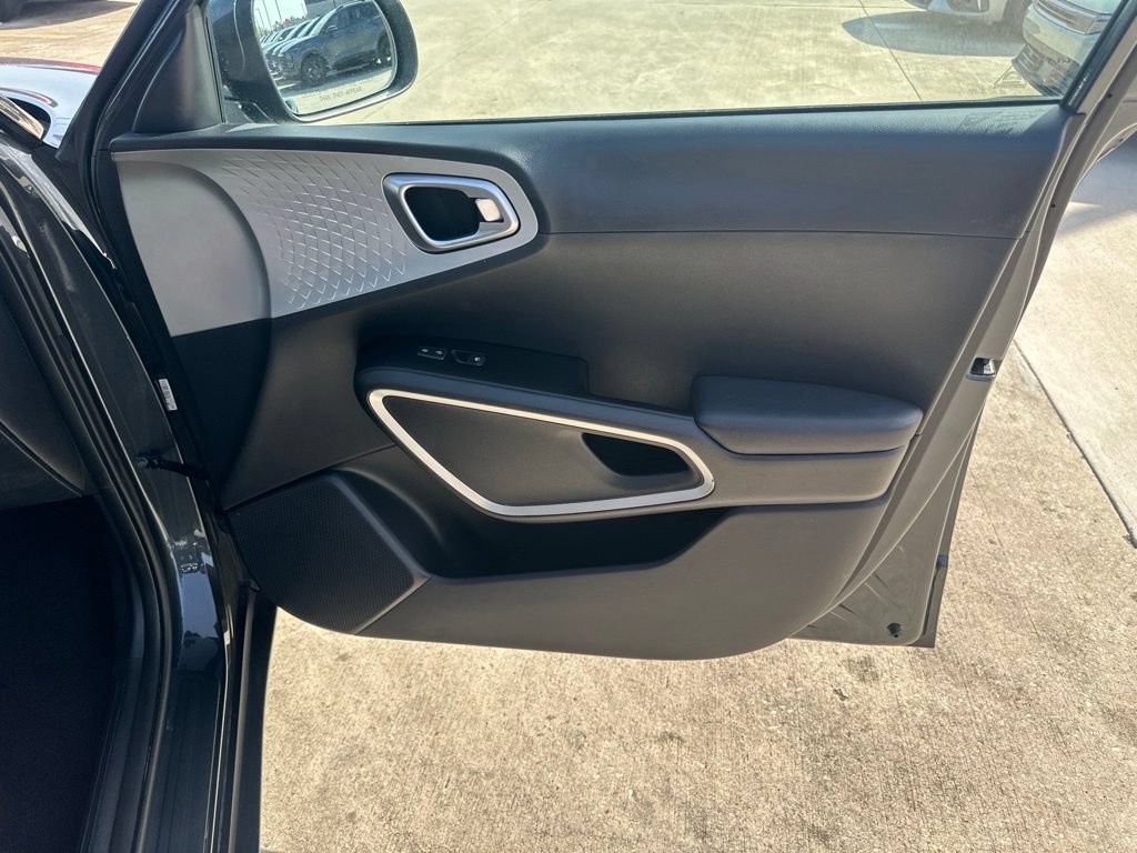 Used 2025 Kia Soul LX w/ LX Technology Package FWD image 34