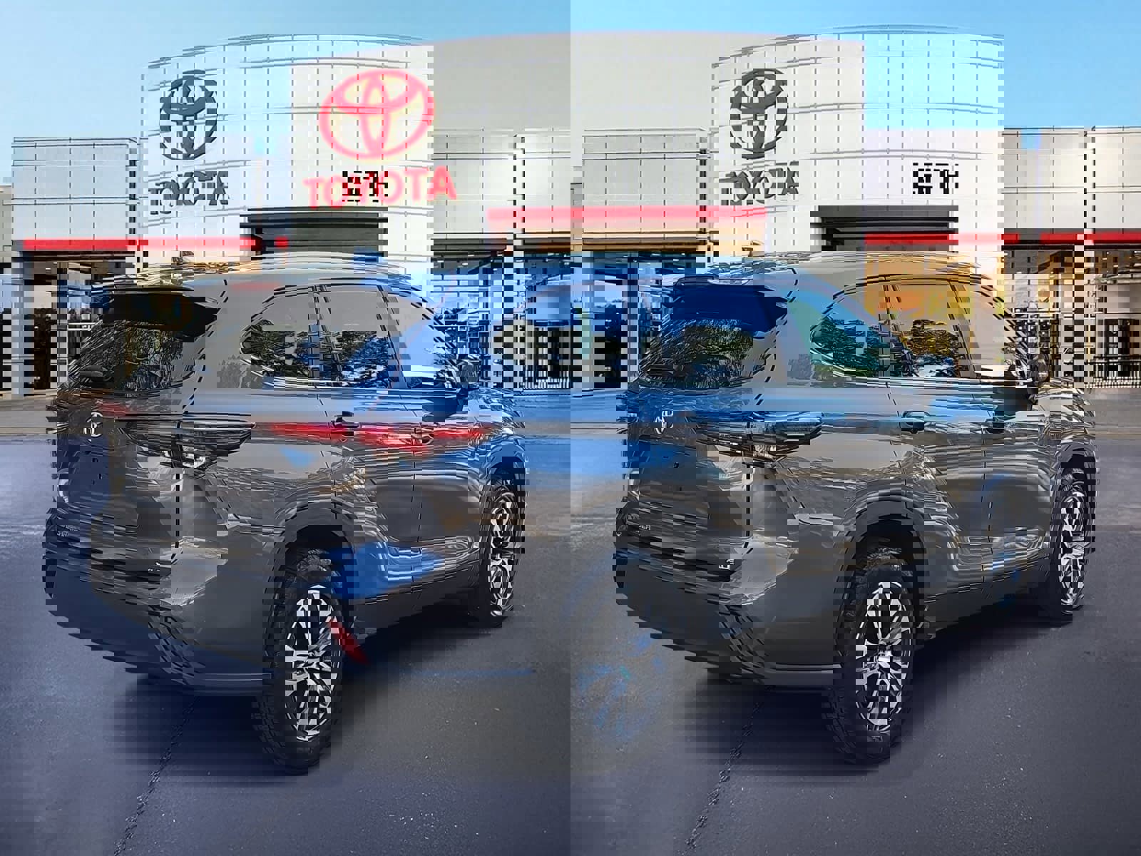 Used 2024 Toyota Highlander XLE image 5