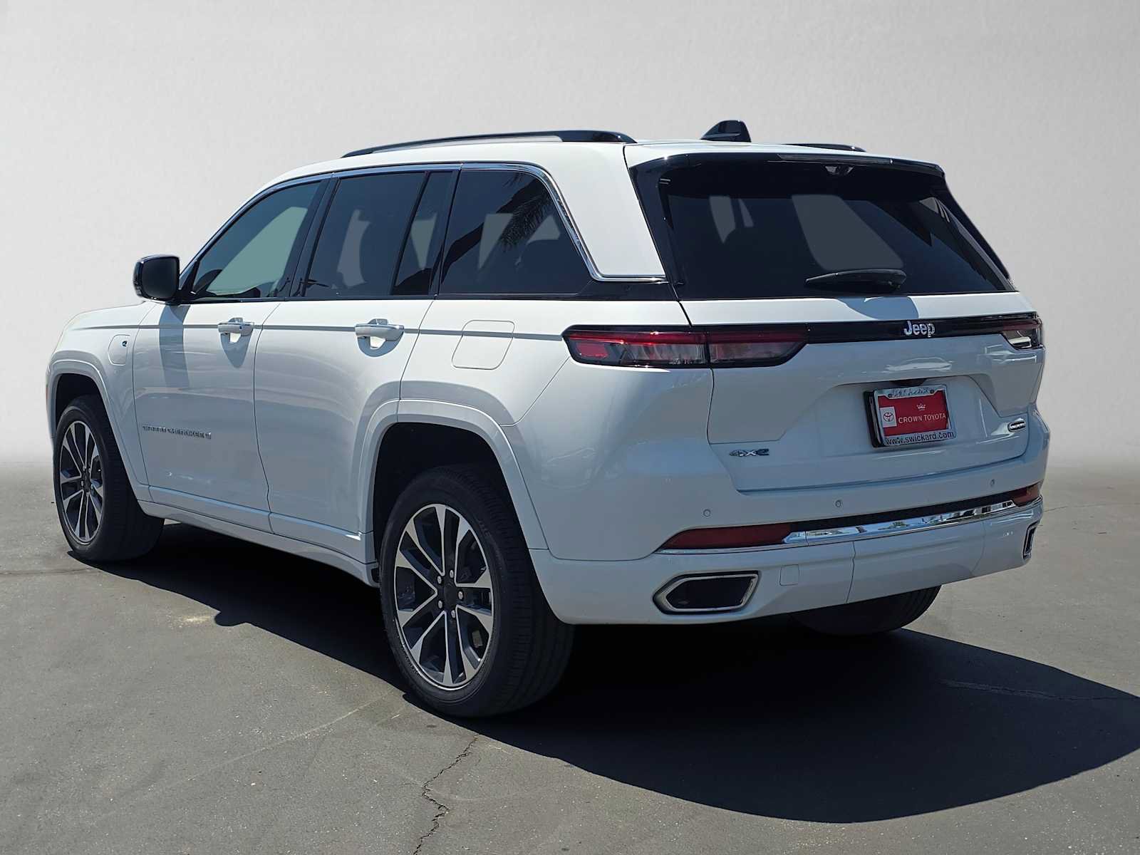 Used 2023 Jeep Grand Cherokee Overland w/ Luxury Tech Group IV AWD/4WD image 5