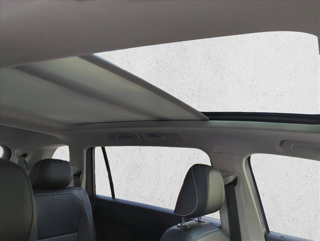 Used 2021 Volkswagen Tiguan SE w/ Panoramic Sunroof Package FWD image 30