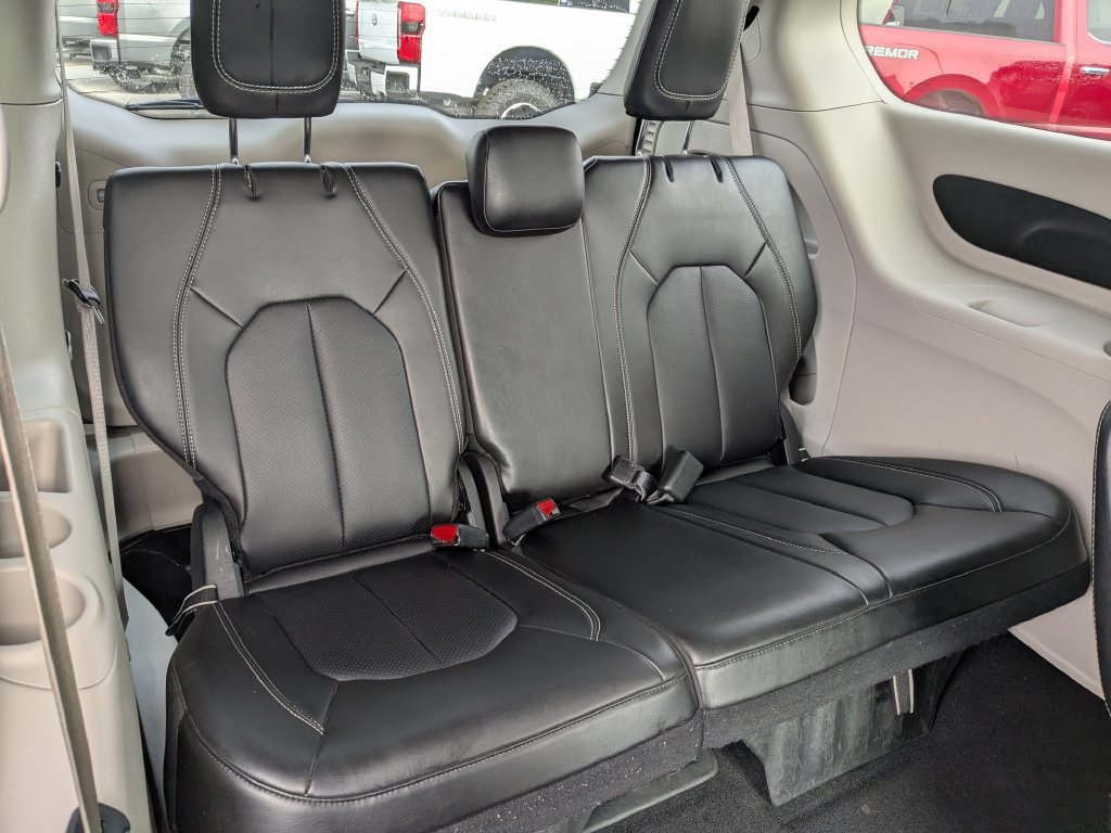 Used 2024 Chrysler Pacifica Touring-L FWD image 16