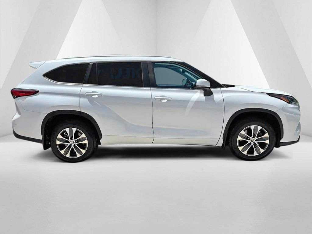 Used 2023 Toyota Highlander XLE FWD image 8