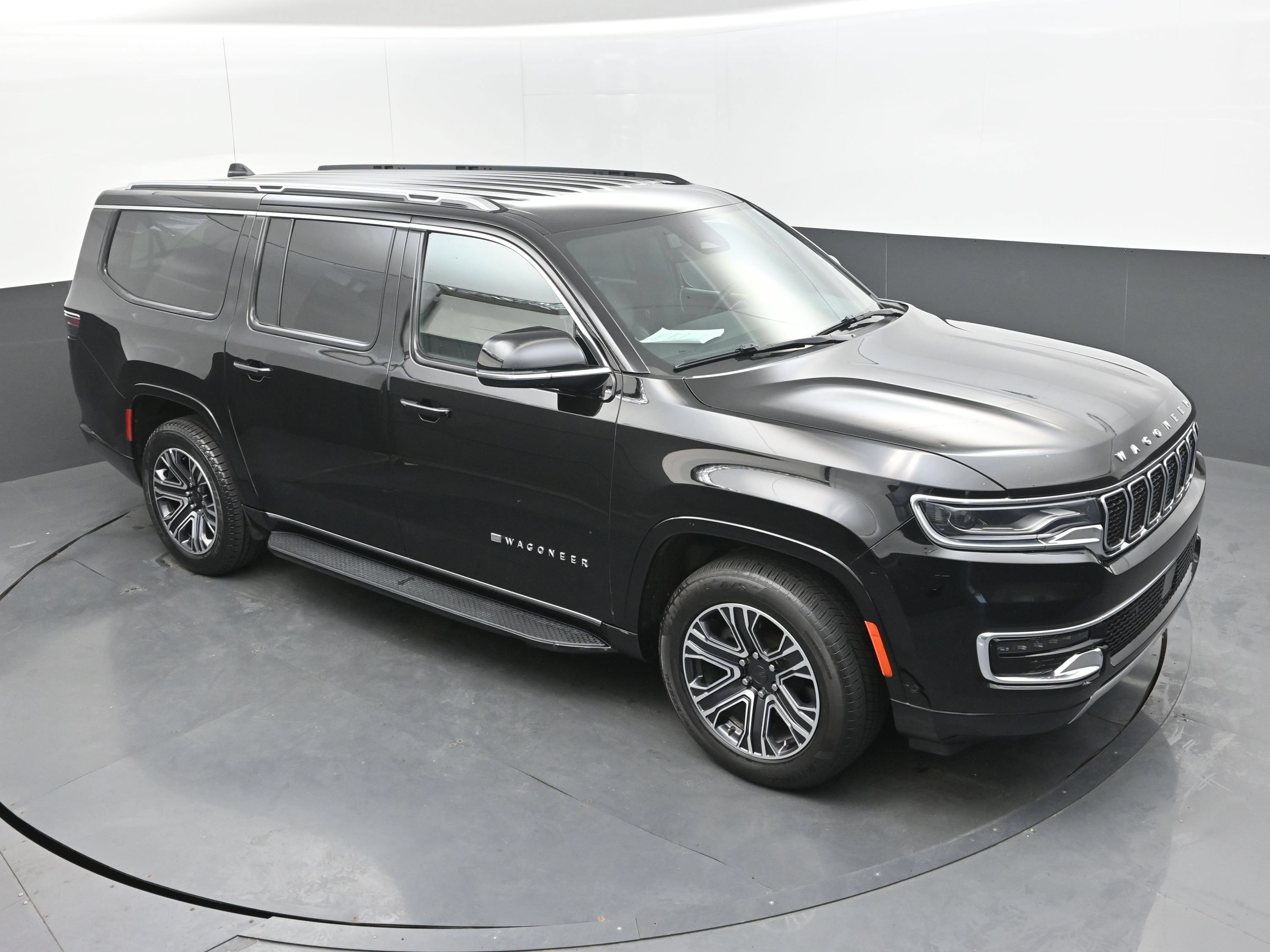 Used 2024 Jeep Wagoneer L Series II RWD image 31