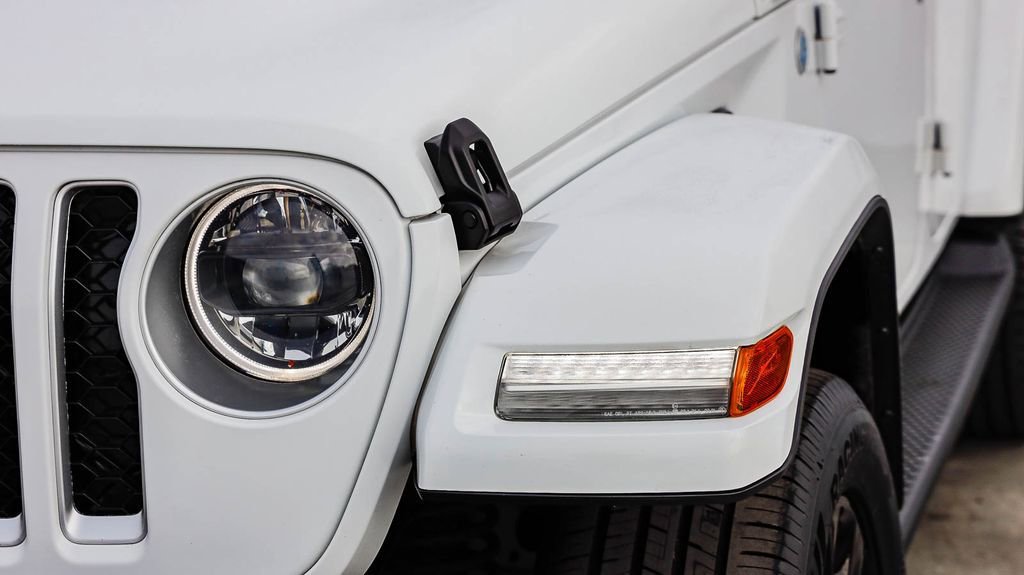 Used 2023 Jeep Wrangler Unlimited Sahara AWD/4WD image 5