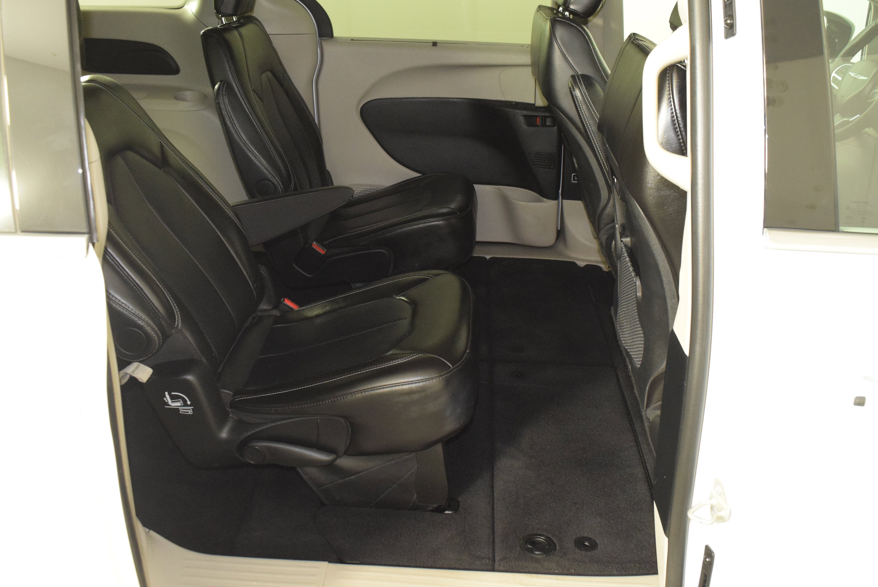 Used 2024 Chrysler Pacifica Touring-L image 37