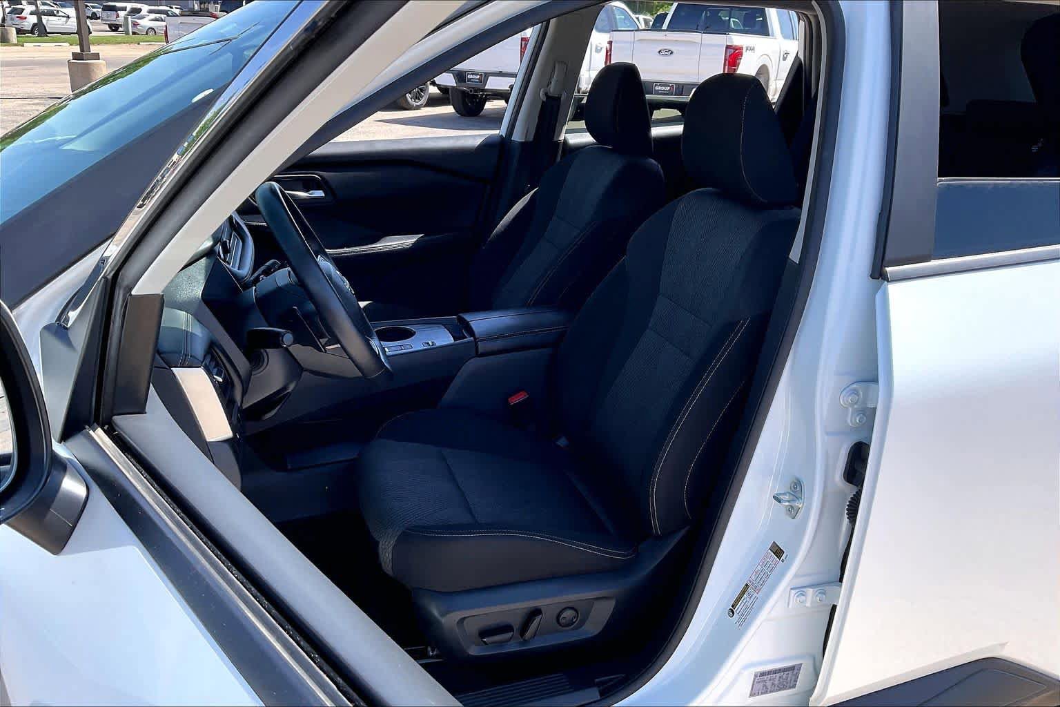 Used 2025 Nissan Rogue SV FWD image 8