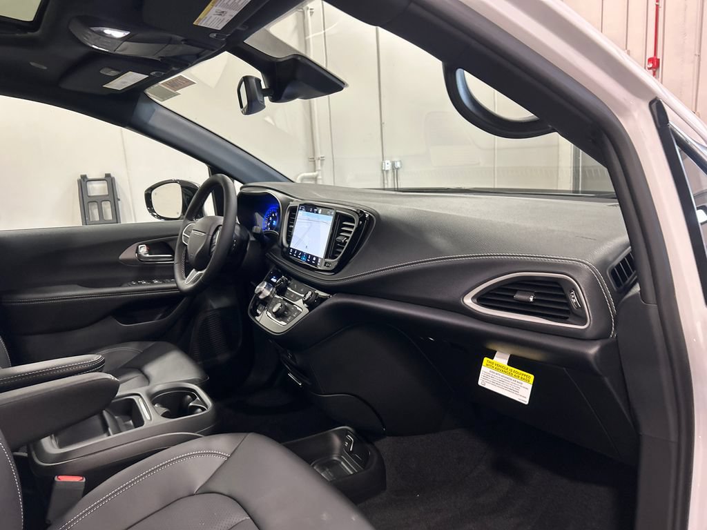 New 2027 Chrysler Pacifica Select FWD image 37