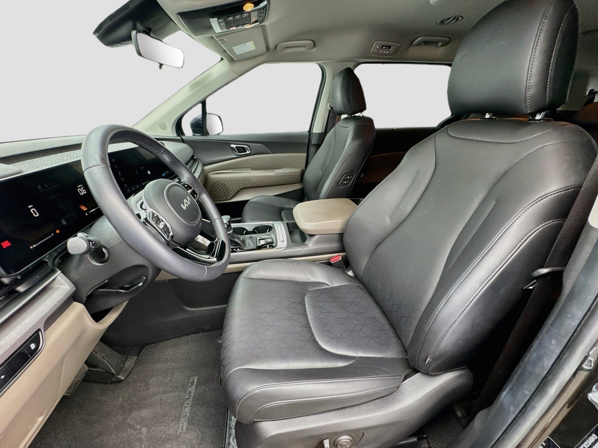Used 2025 Kia Carnival EX FWD image 13