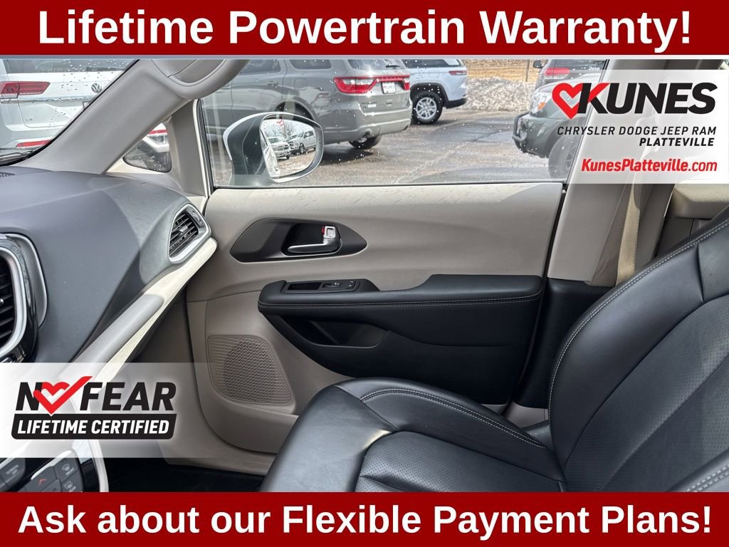 Used 2023 Chrysler Pacifica Touring-L image 24