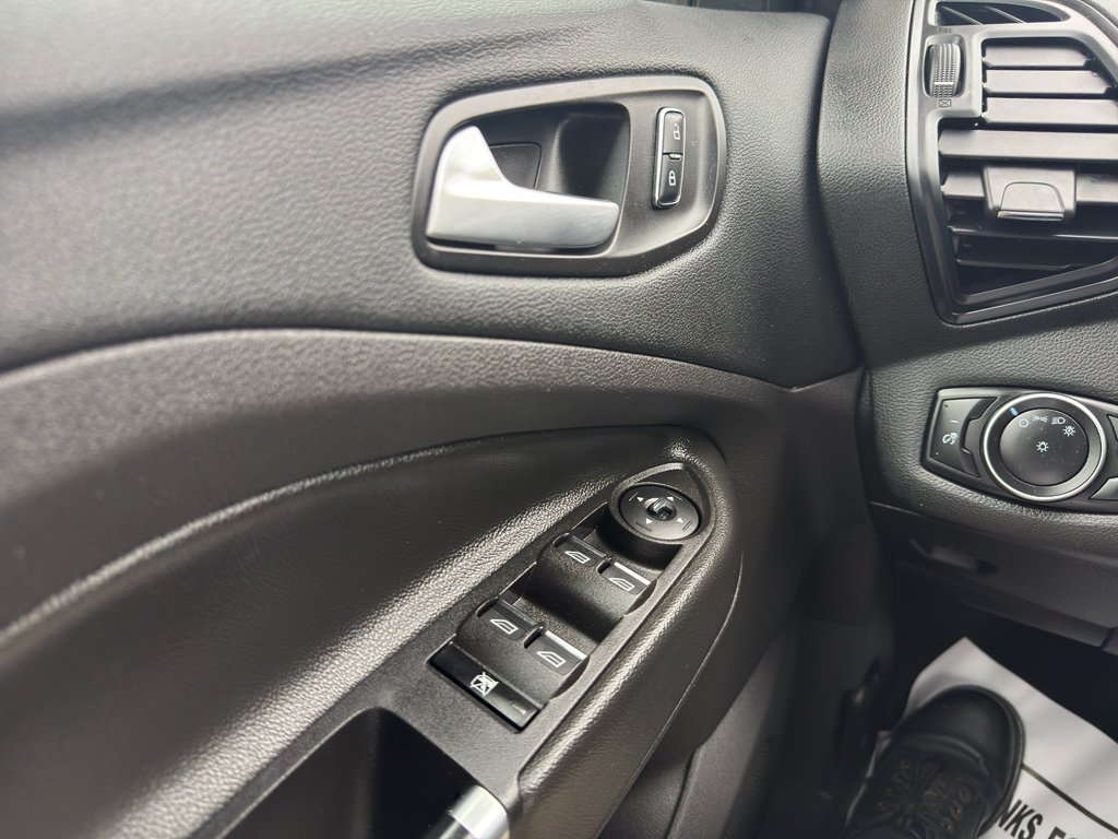 Used 2015 Ford C-MAX SE FWD image 9
