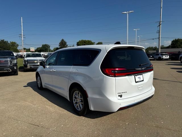 Used 2024 Chrysler Pacifica Touring-L FWD image 5