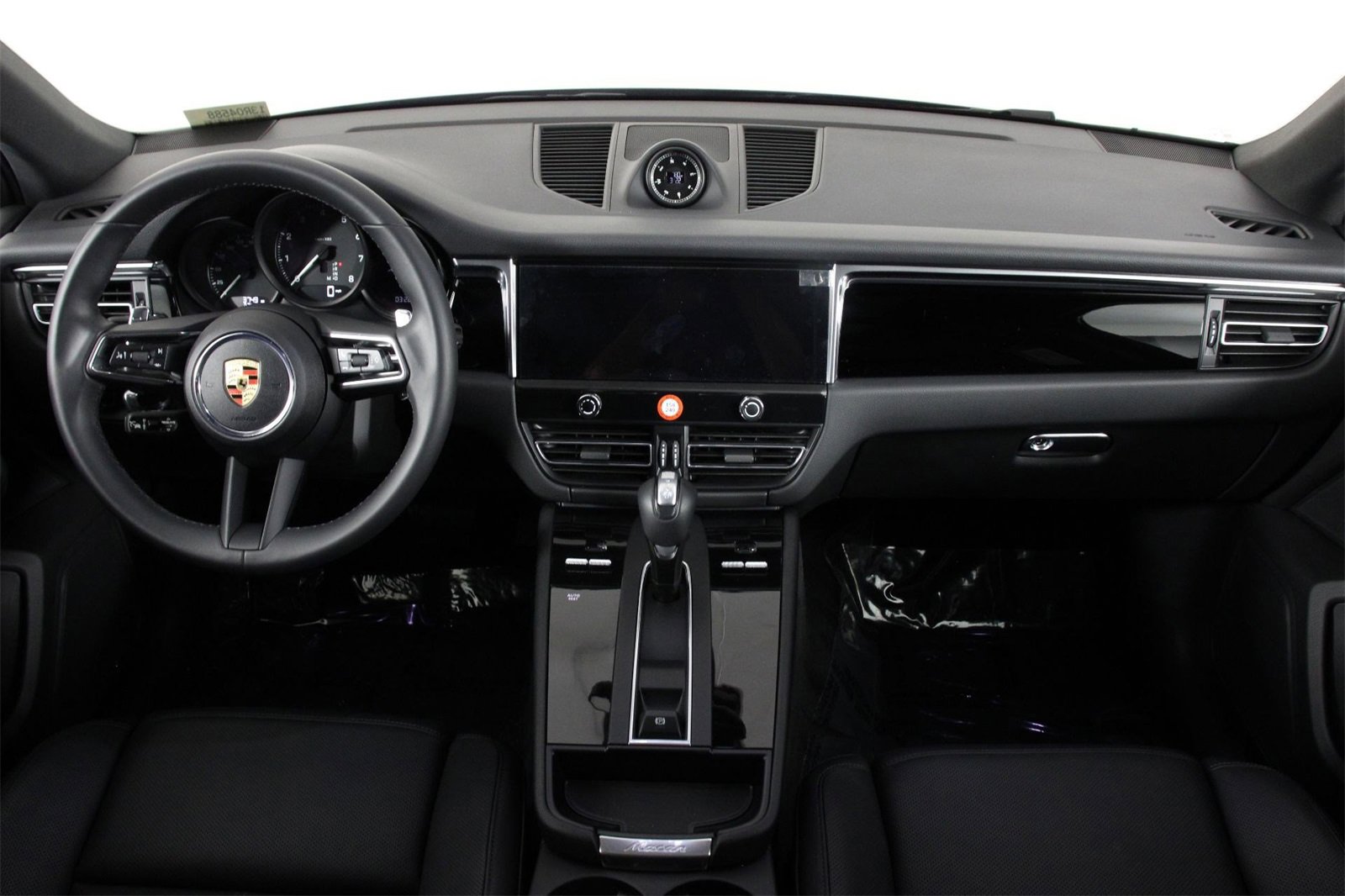 Used 2025 Porsche Macan image 11