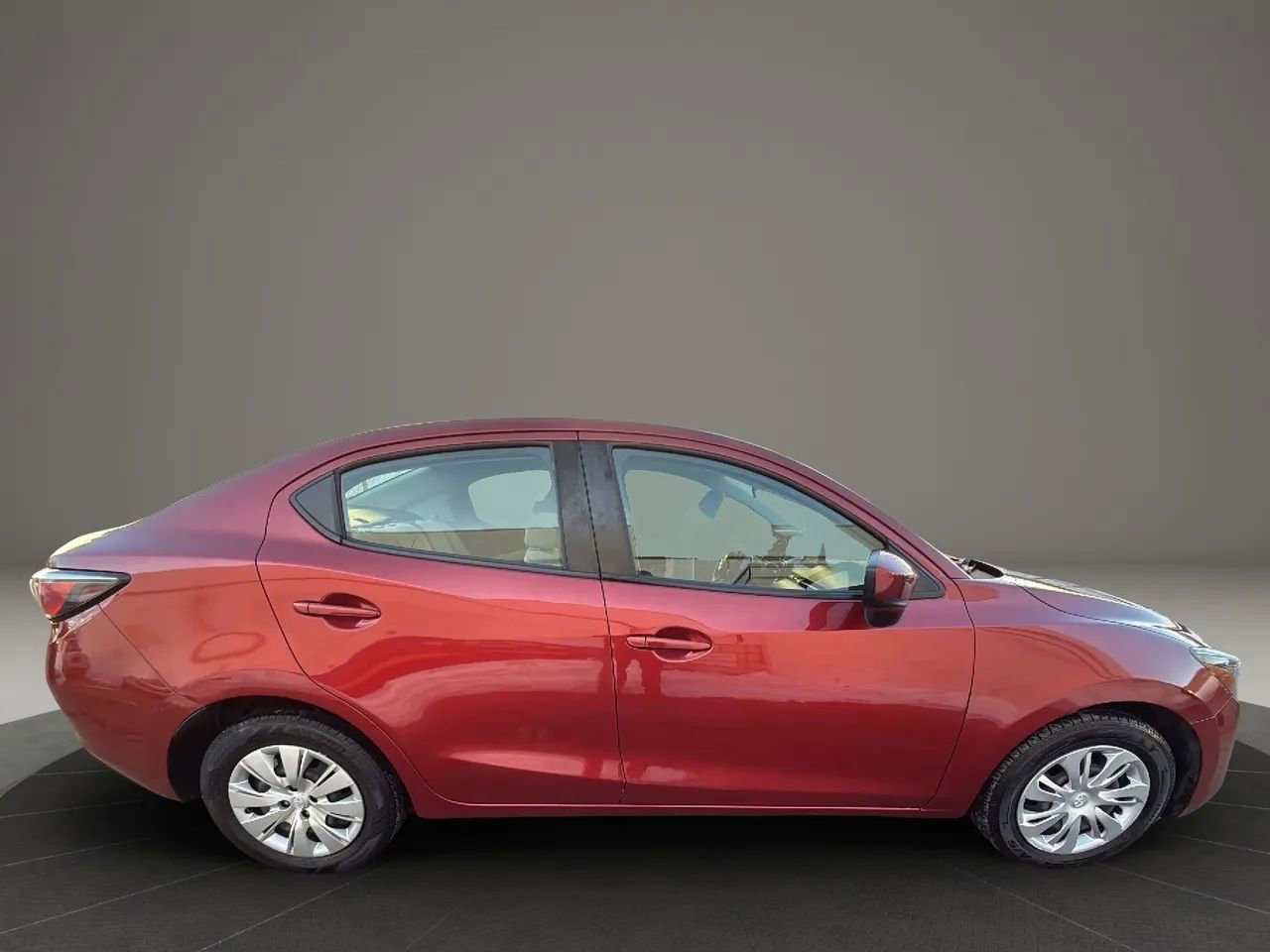 Used 2019 Toyota Yaris L FWD image 4