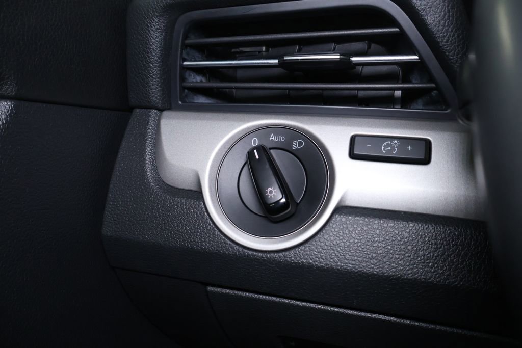 Used 2021 Volkswagen Passat 2.0T SE image 22