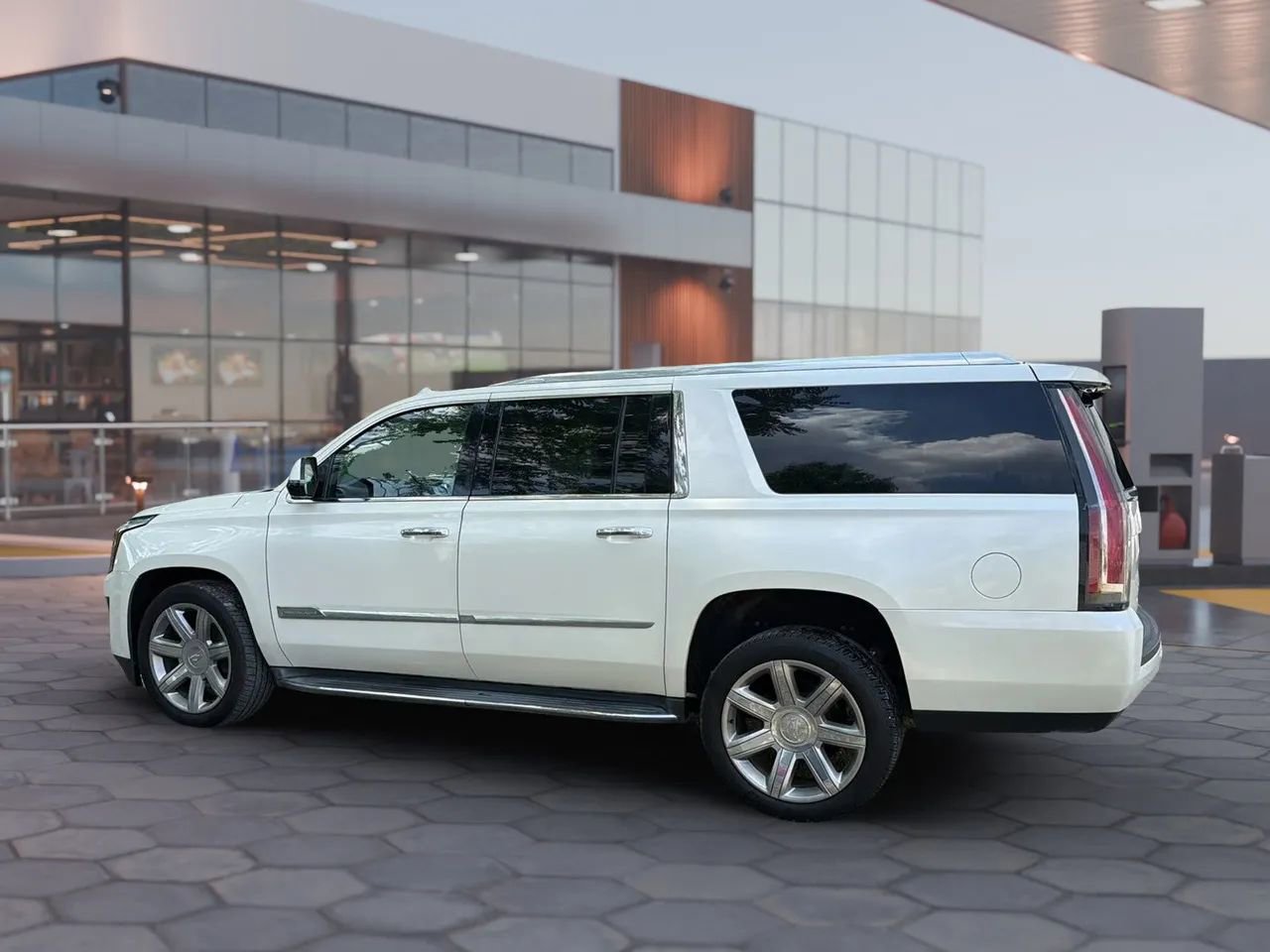 Used 2015 Cadillac Escalade ESV Luxury AWD/4WD image 4