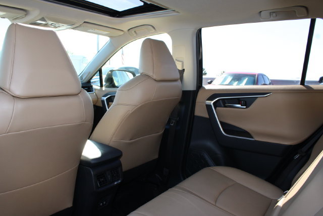 Used 2019 Toyota RAV4 Limited w/ Carpet Mat Package FWD image 9