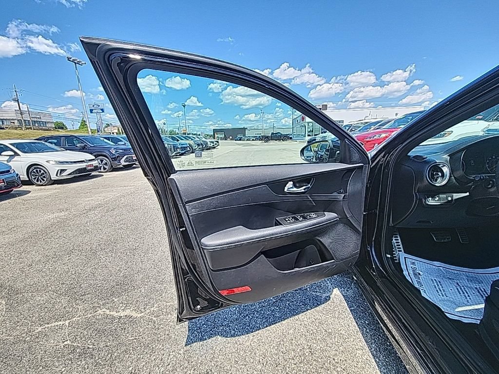 Used 2023 Kia Forte GT-Line w/ GT-Line Premium Package FWD image 12