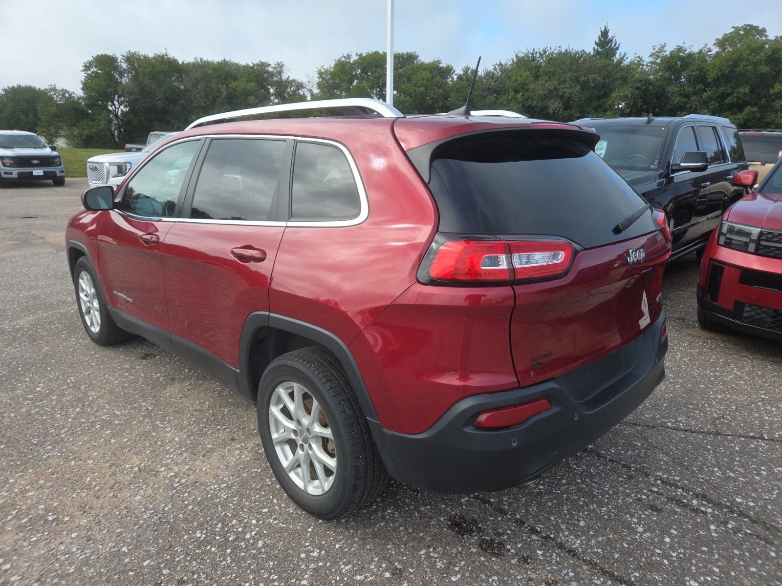 Used 2017 Jeep Cherokee Latitude w/ Safety/Convenience Group FWD image 3