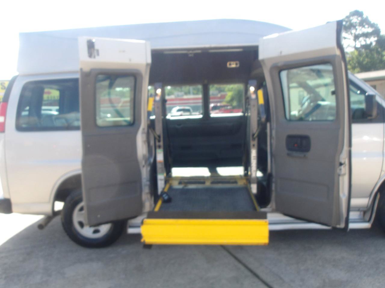 Used 2007 Chevrolet Express 2500 Passenger w/ Power and Light Package RWD image 10