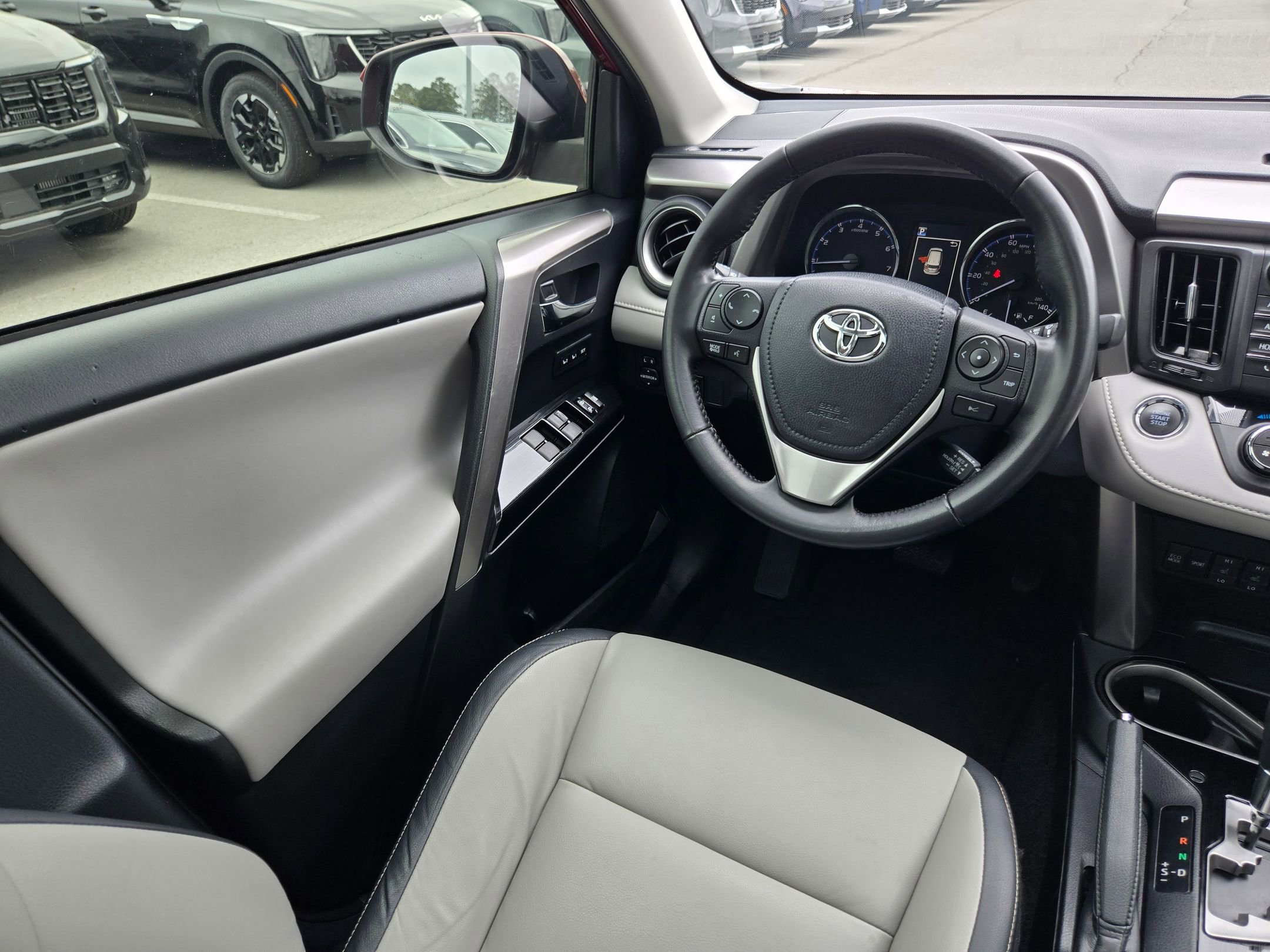Used 2018 Toyota RAV4 Limited image 11