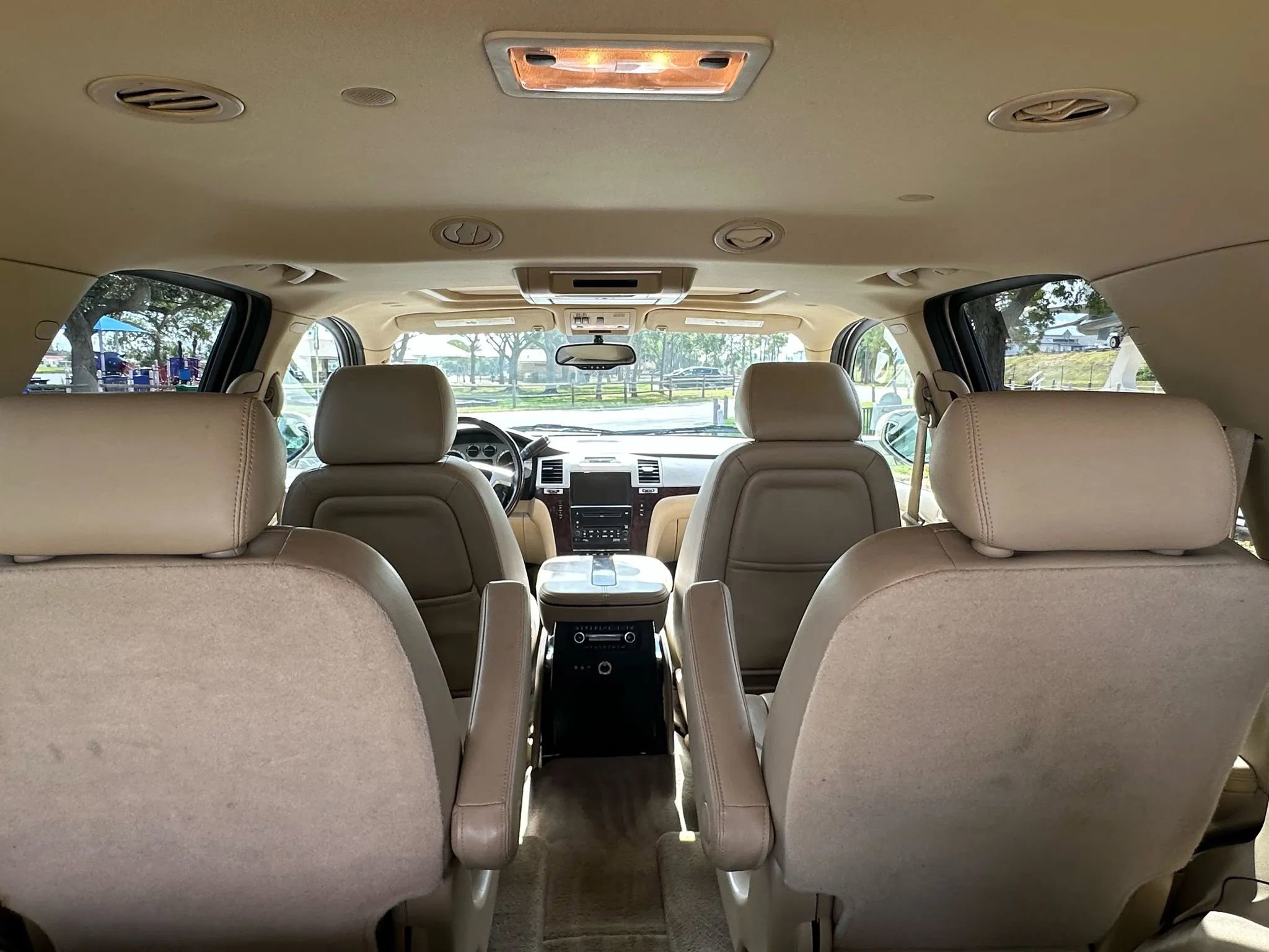 Used 2010 Cadillac Escalade Premium image 17
