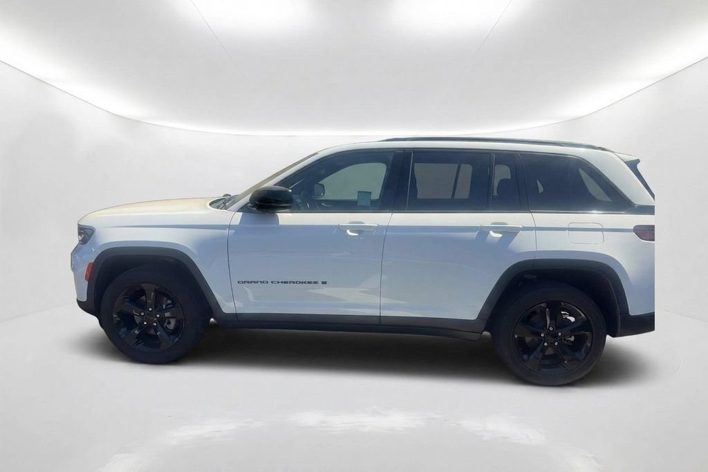 Used 2025 Jeep Grand Cherokee Altitude RWD image 9