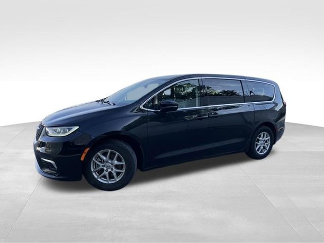 Used 2023 Chrysler Pacifica Touring-L FWD image 3