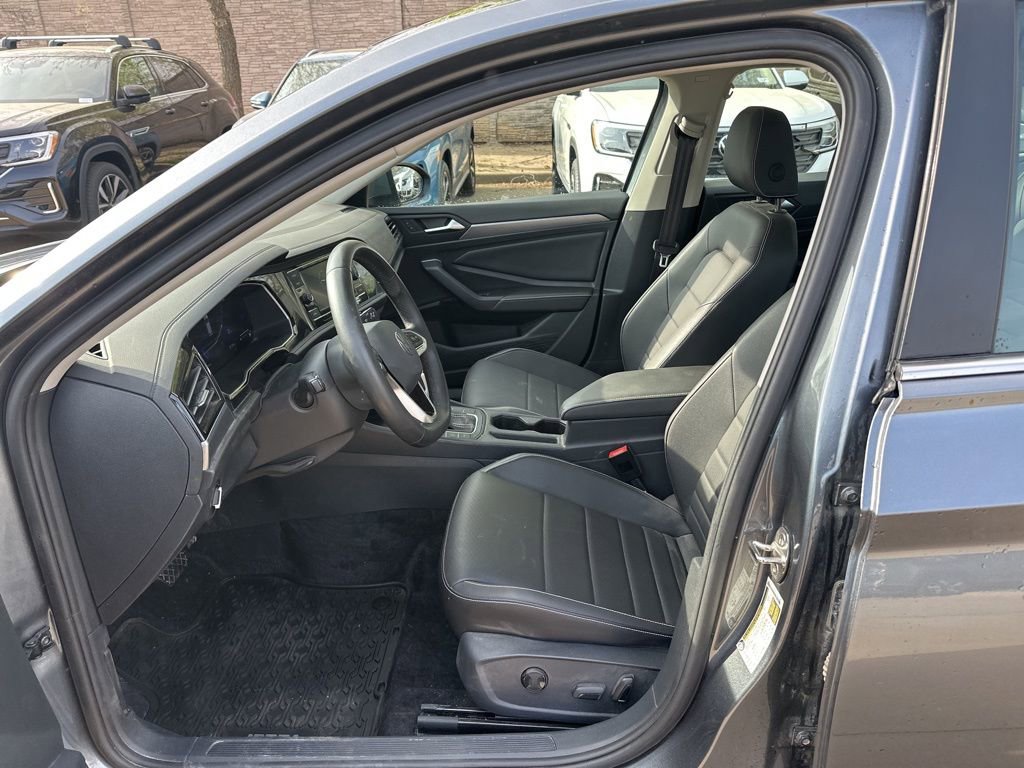 Used 2024 Volkswagen Jetta SE image 9