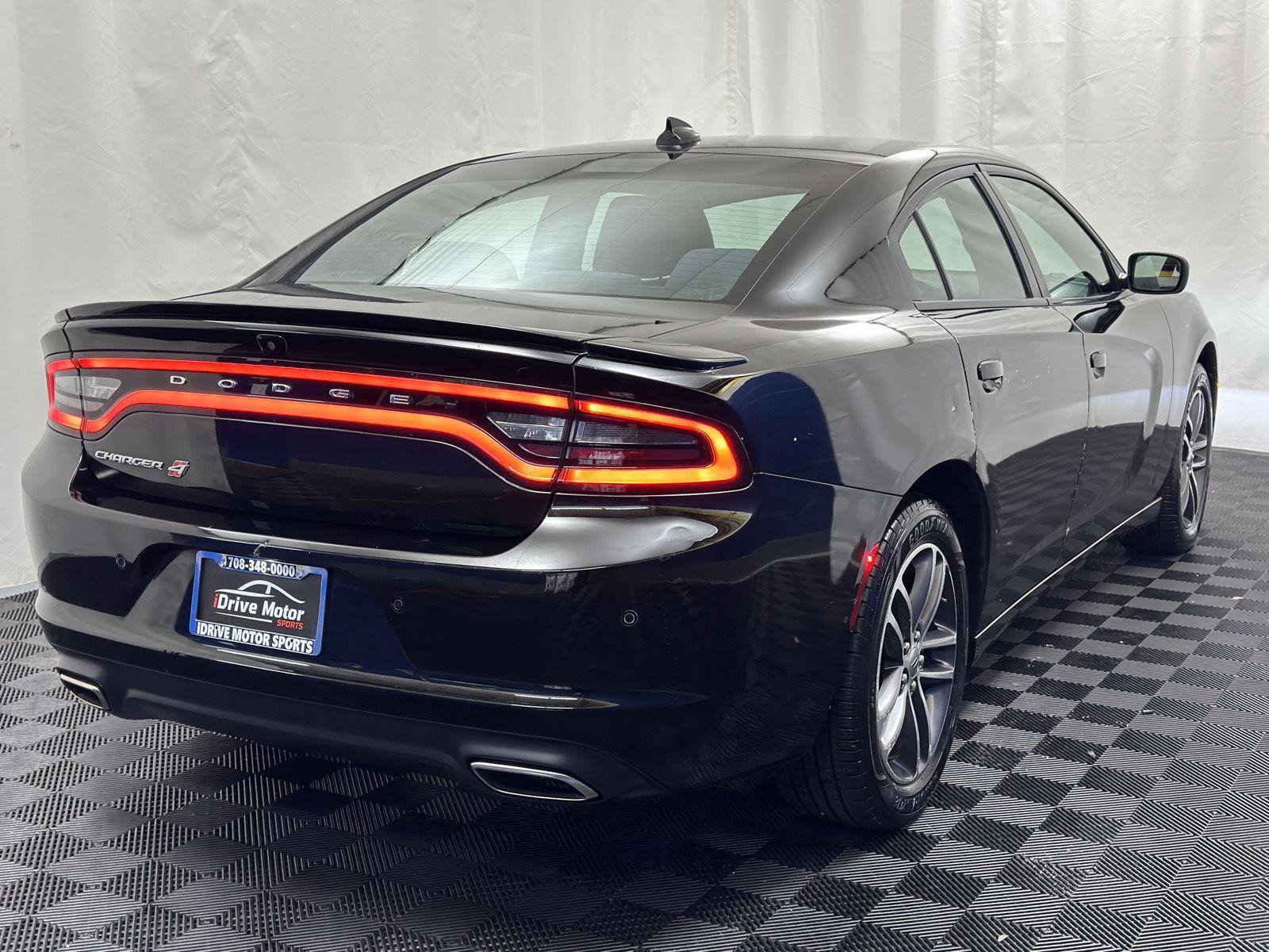 Used 2019 Dodge Charger SXT image 9