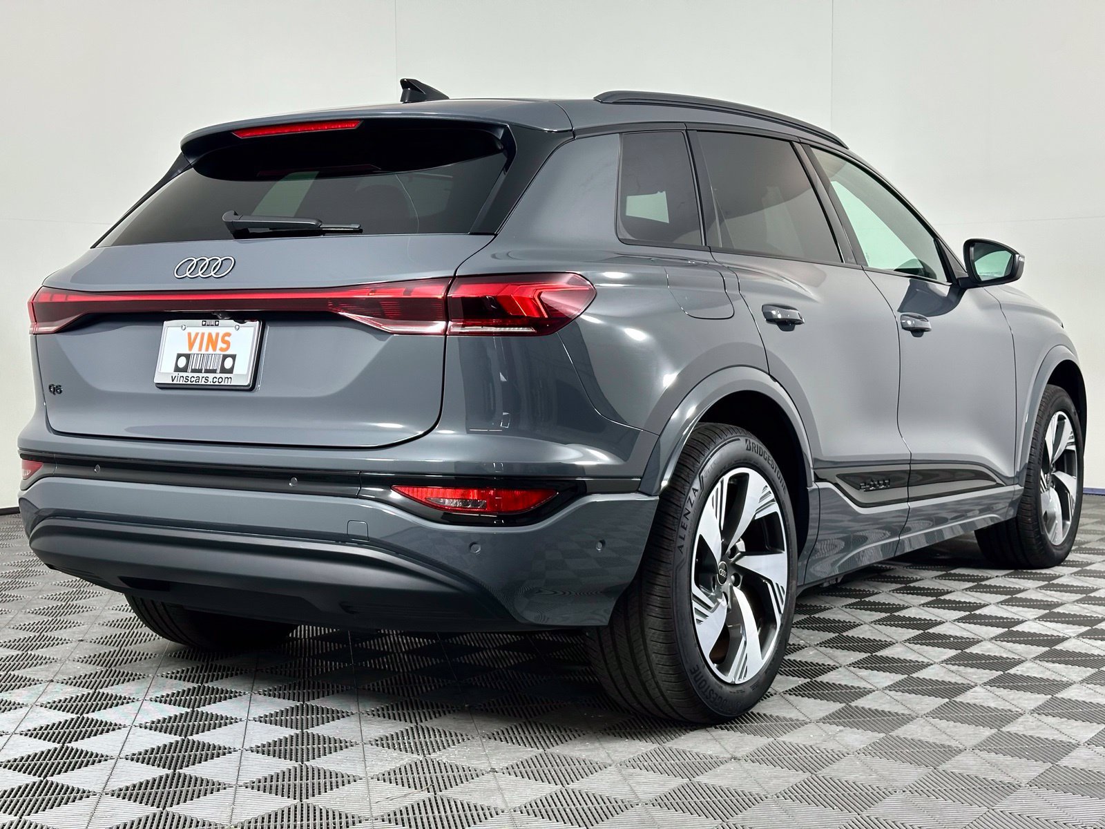 Used 2025 Audi Q6 e-tron Premium Plus w/ Premium Plus AWD/4WD image 4