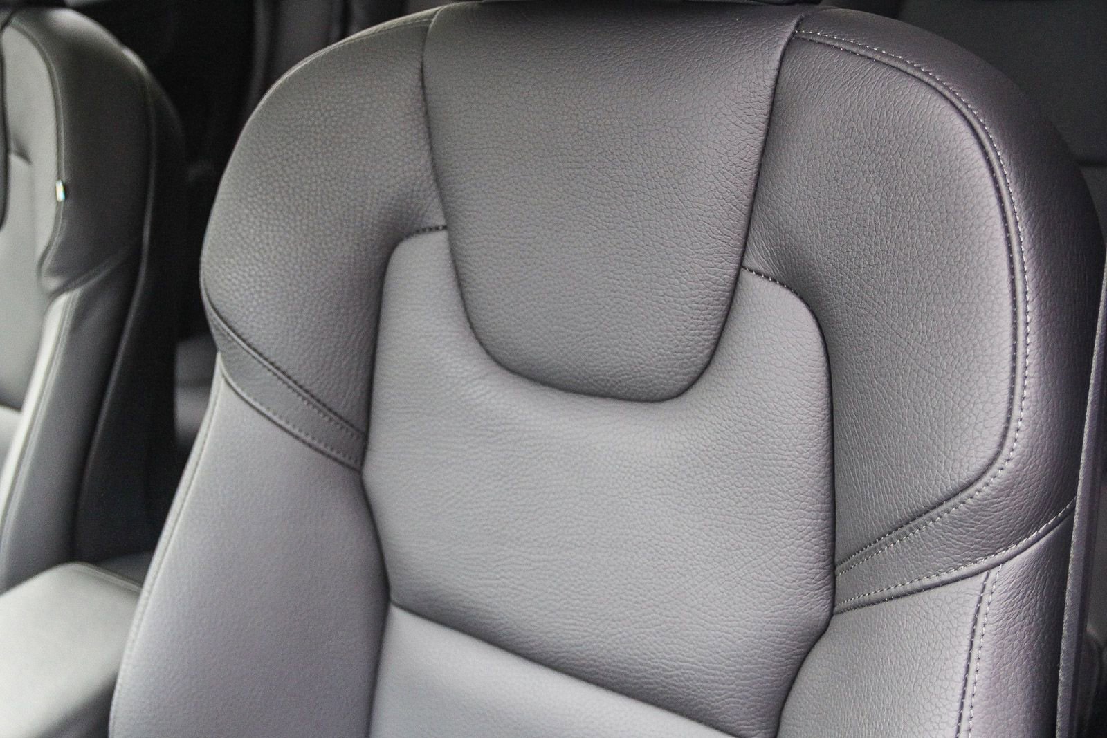 Used 2025 Volvo XC60 B5 Plus image 27